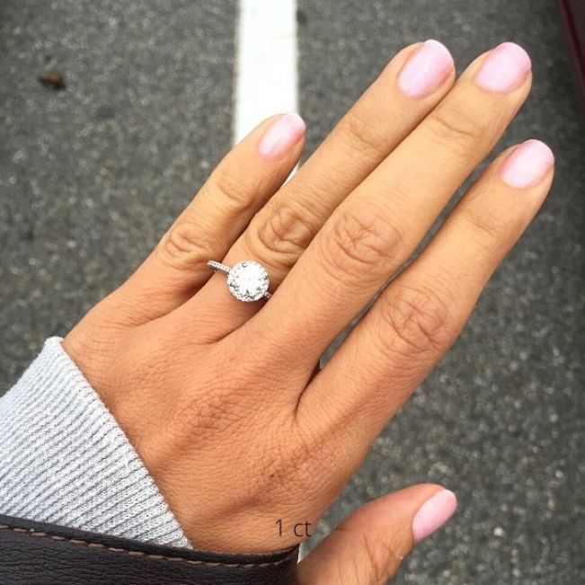 18K White Gold Ring with Round Diamond in Halo - Photo 4