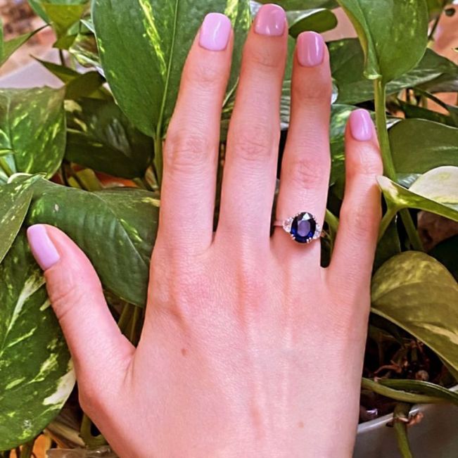 Three Stone Ring with Sapphire Yellow Gold - Photo 4
