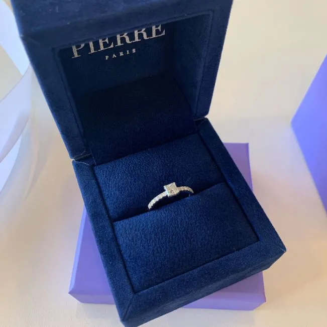 Princess Cut Diamond Ring with Side Pave in 18K Yellow Gold - Photo 6