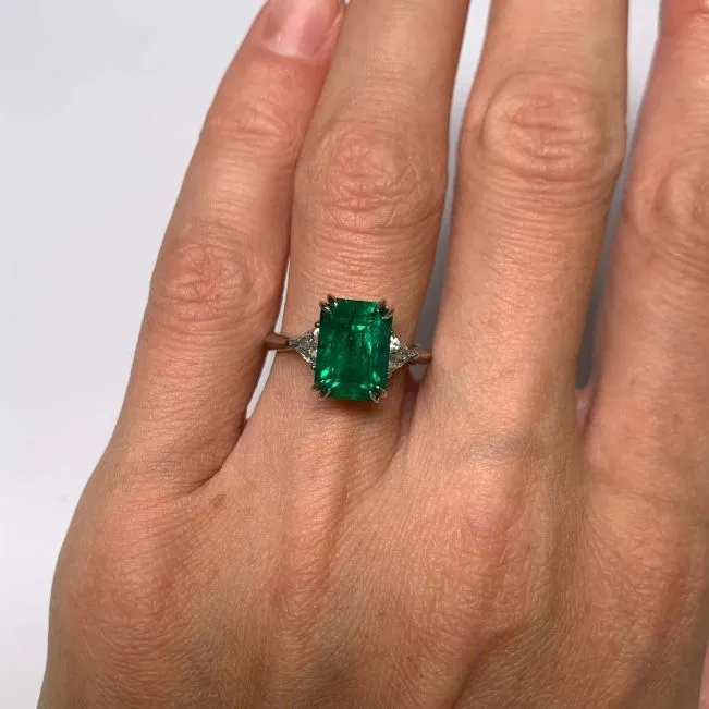 3.31 carat Emerald and Side Trillion Diamonds Ring - Photo 5