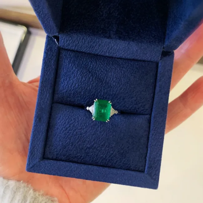 3.31 carat Emerald and Side Trillion Diamonds Ring - Photo 12