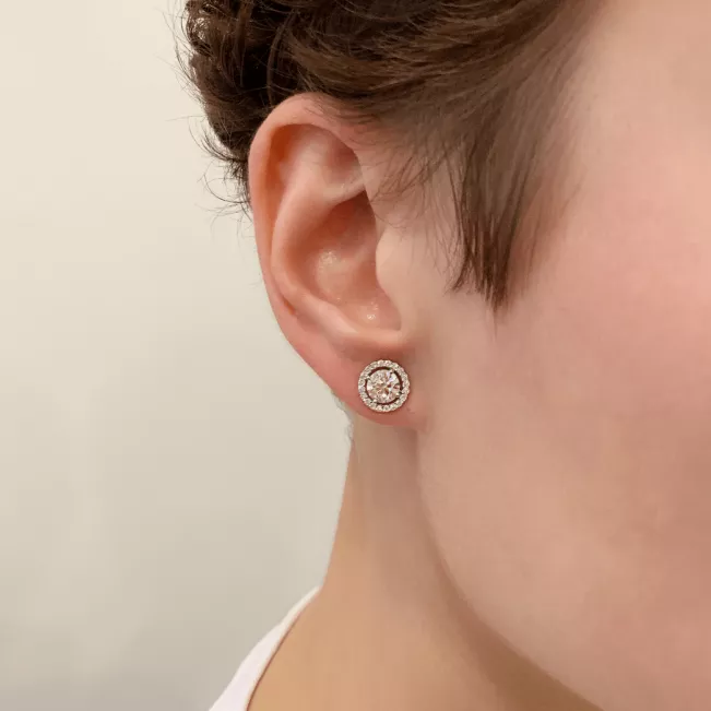 Round Diamond Halo Stud Earrings in 18K Yellow Gold - Photo 3